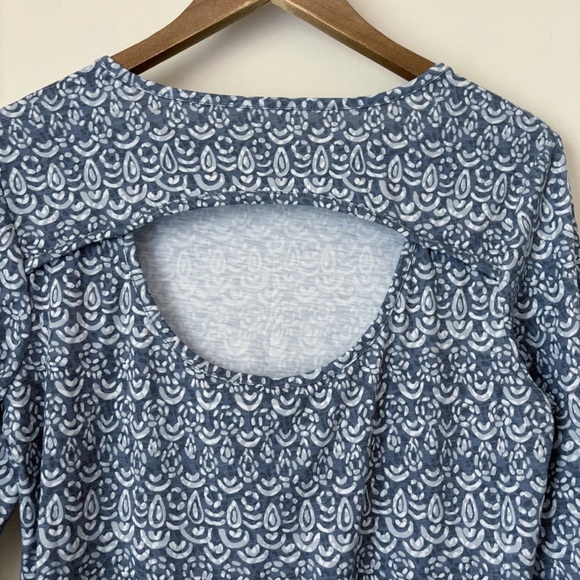 Title Nine Cut Out Back Top Medium Grey Geometric Print - Picture 4 of 7